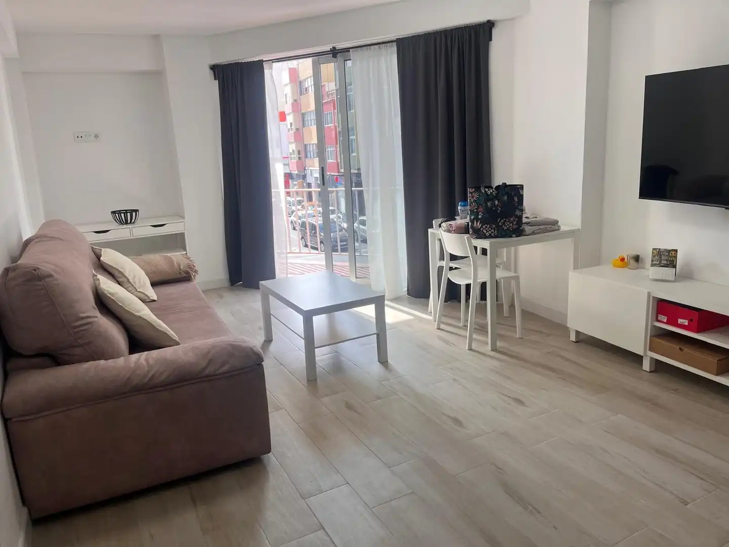 Sala d'estar de Apartament de lloguer en Las Palmas de Gran Canaria amb Aire condicionat, Moblat i Balcó