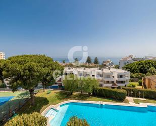 Vista exterior de Pis en venda en Estepona amb Piscina comunitària