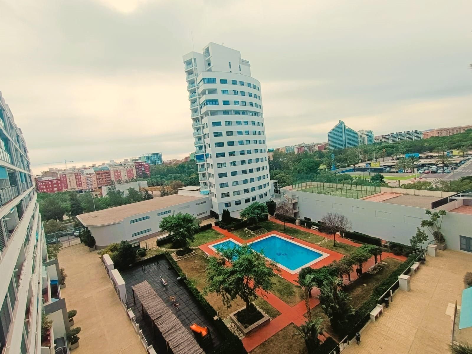 Swimming pool of Flat to rent in  Valencia Capital  with Air Conditioner, Heating and Private garden