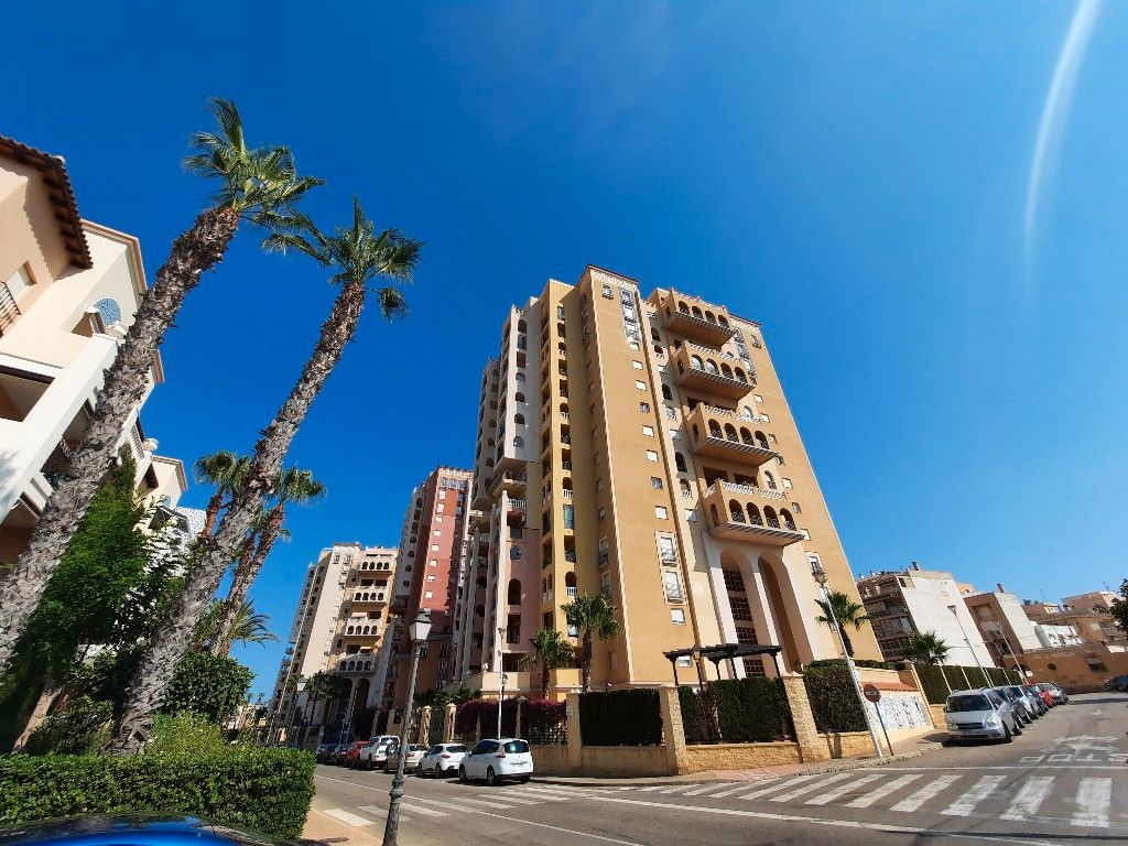 Vista exterior de Piso en venta en Torrevieja con Aire acondicionado, Calefacción y Terraza