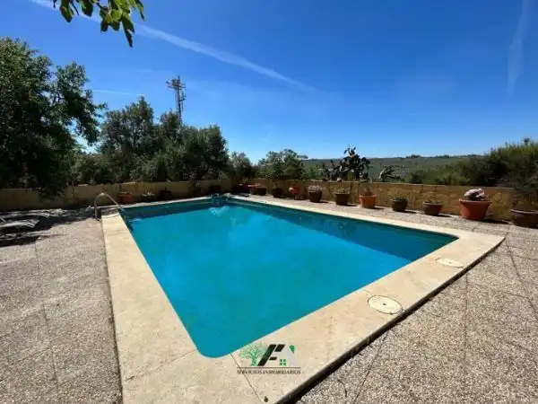 Casa rústica amb piscina en venda a Baeza