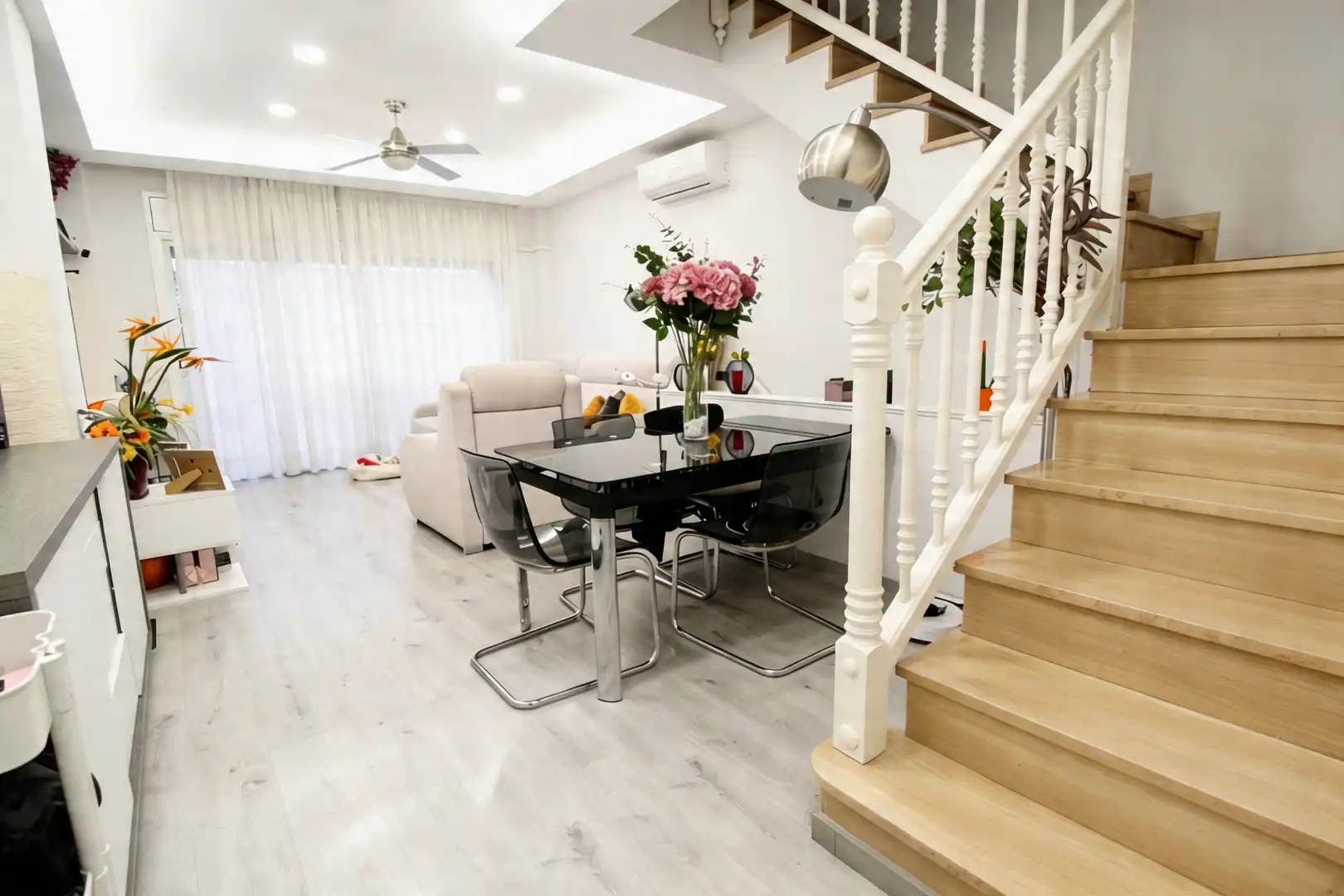 Living room of Detached homes for sale in  Barcelona Capital  with Air Conditioner, Heating and Parquet flooring