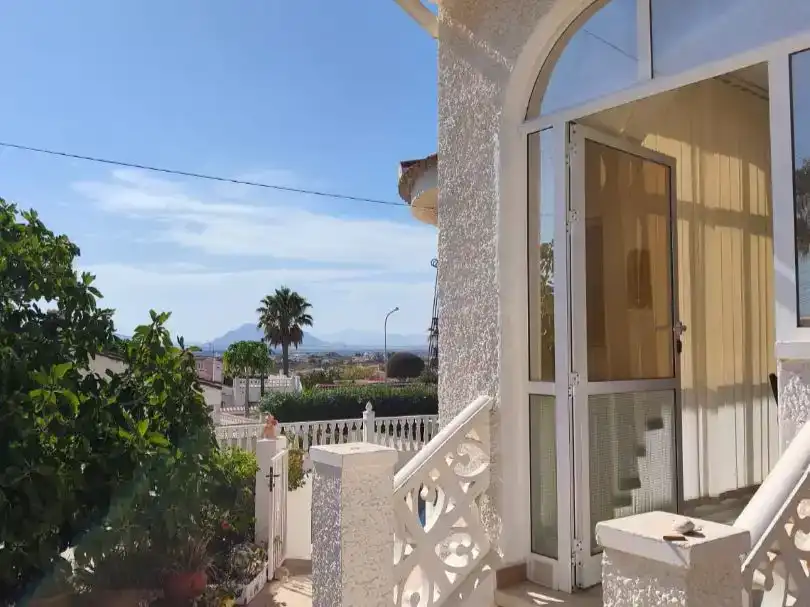 Vista exterior de Casa o xalet en venda en Rojales amb Jardí privat, Piscina i Moblat