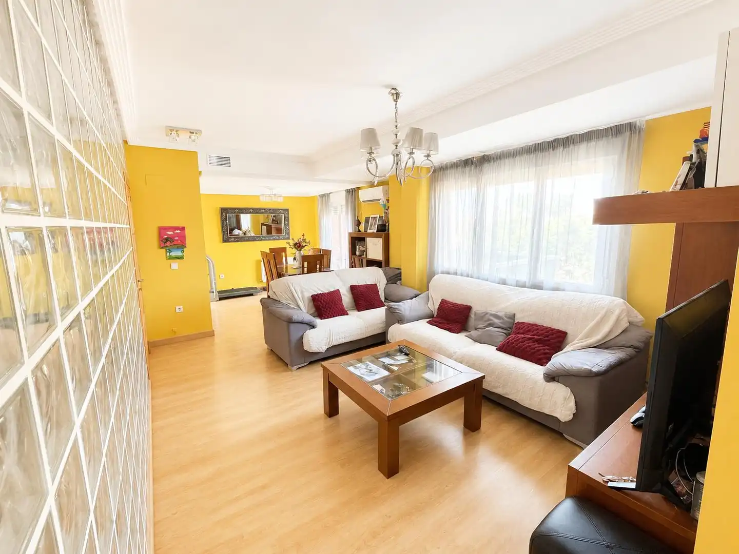 Sala de estar de Casa adosada en venta en Poblete con Aire acondicionado, Calefacción y Jardín privado