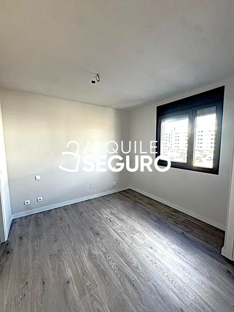 Flat for rent in de Vicente Ferrer , Ciudad de la Comunicación - Arco Ladrillo