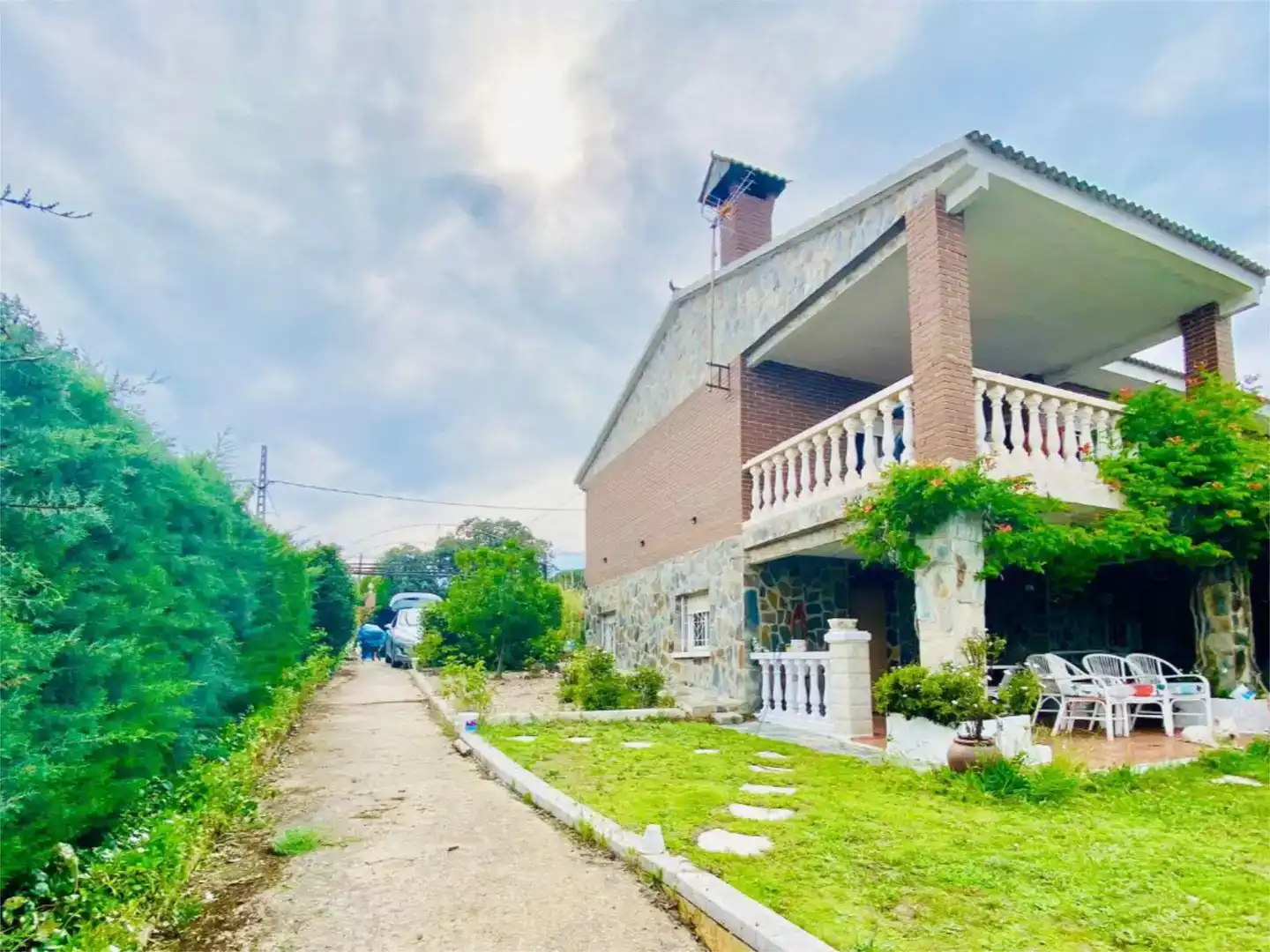 Vista exterior de Casa o xalet en venda en Villa del Prado amb Jardí privat, Piscina i Balcó