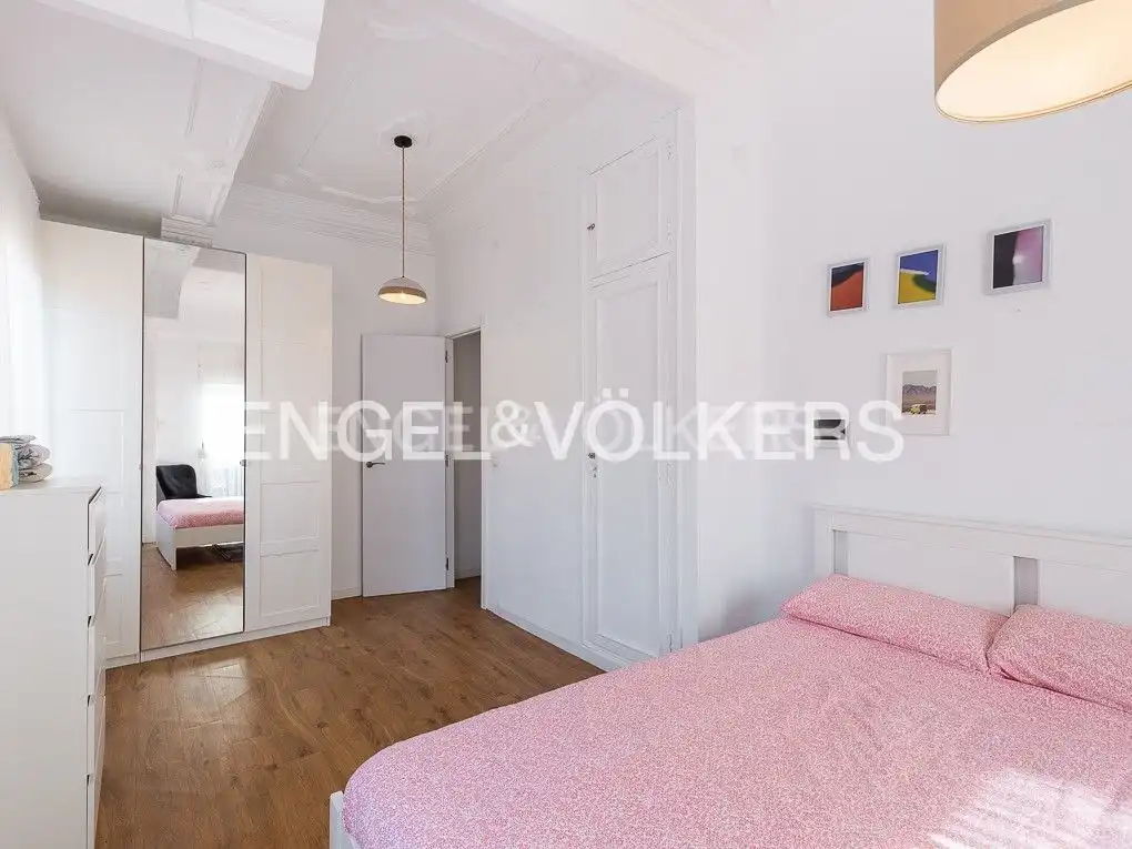 Dormitori de Apartament de lloguer en Valencia amb Aire condicionat, Calefacció i Moblat
