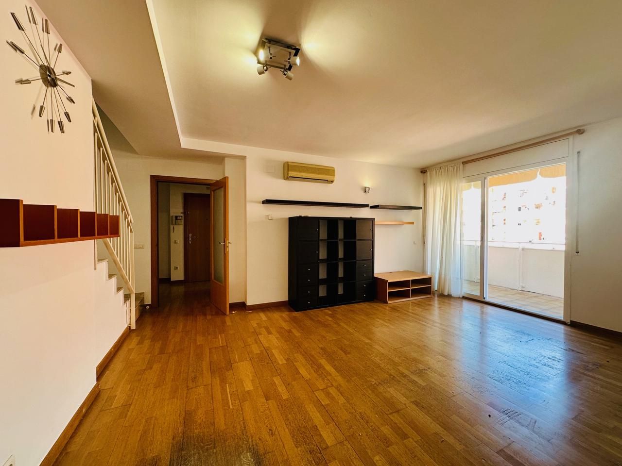 Sala d'estar de Dúplex en venda en Castelldefels amb Aire condicionat, Jardí privat i Parquet