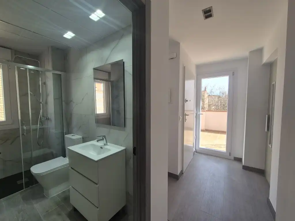 Badezimmer von Dachboden zum Verkauf in Zaragoza mit Klimaanlage, Terrasse und Ofen