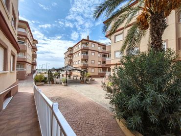 Apartamento con balcón en venta en Algorfa