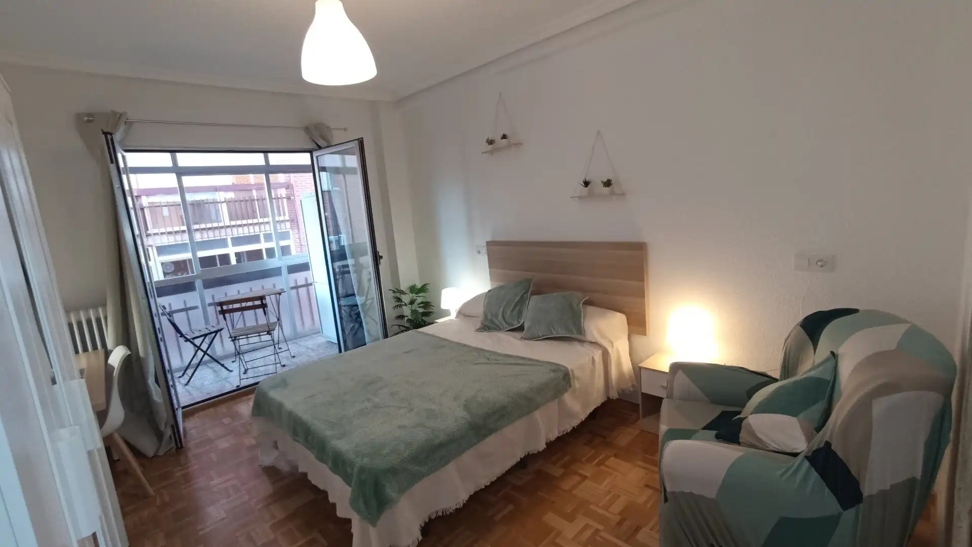 Room in Calle Hornos Caleros, 38, Estación