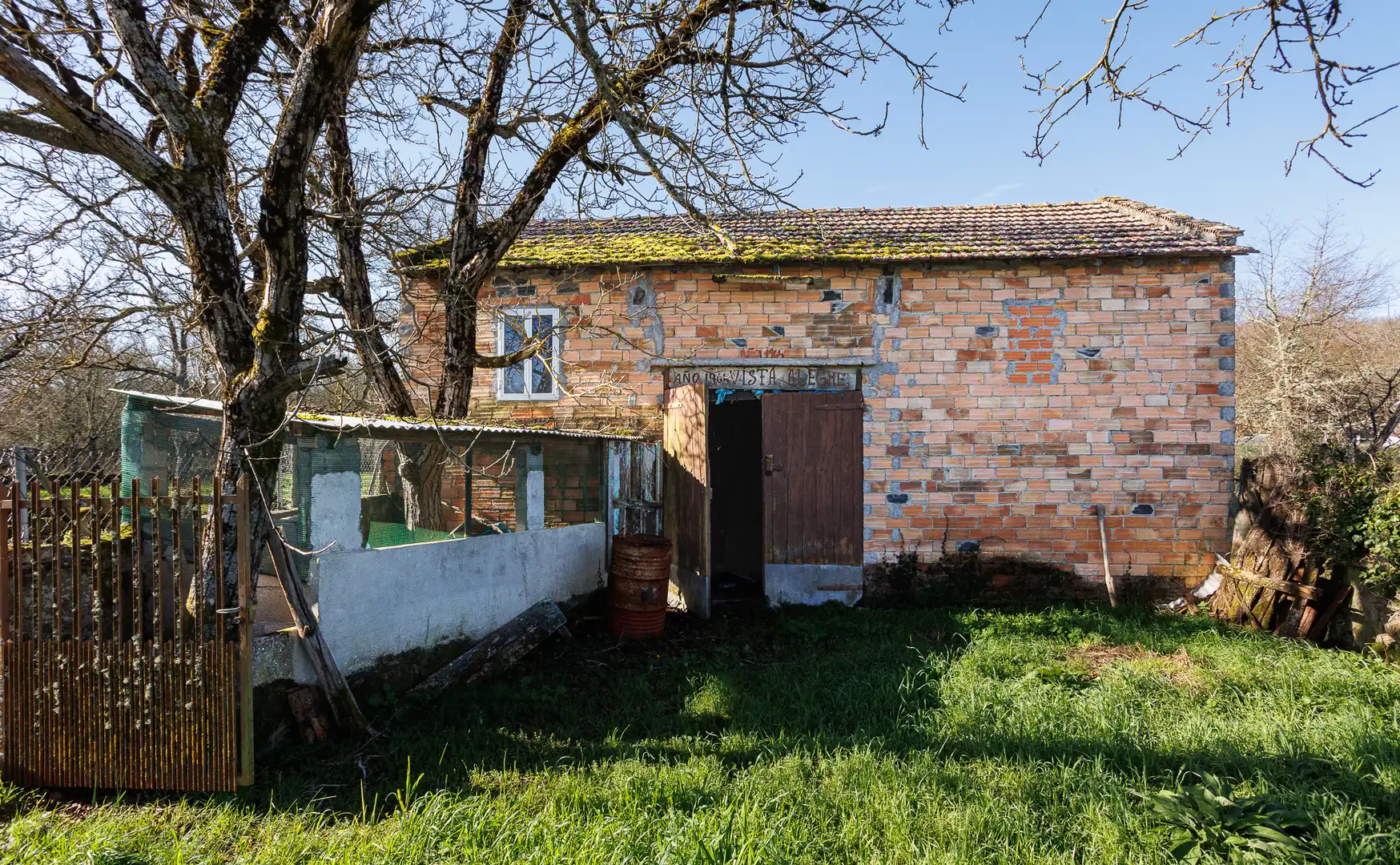 Vista exterior de Finca rústica en venda en Vilar de Barrio amb Moblat