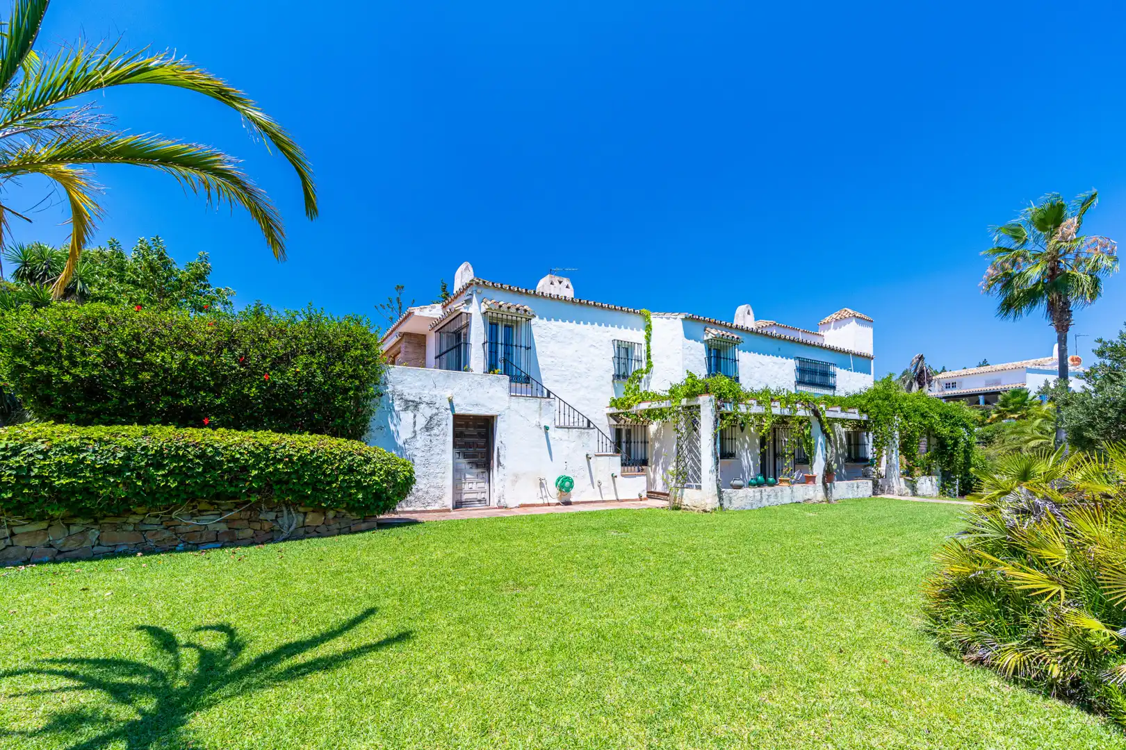 Vista exterior de Casa o xalet en venda en Mijas amb Aire condicionat, Jardí privat i Terrassa