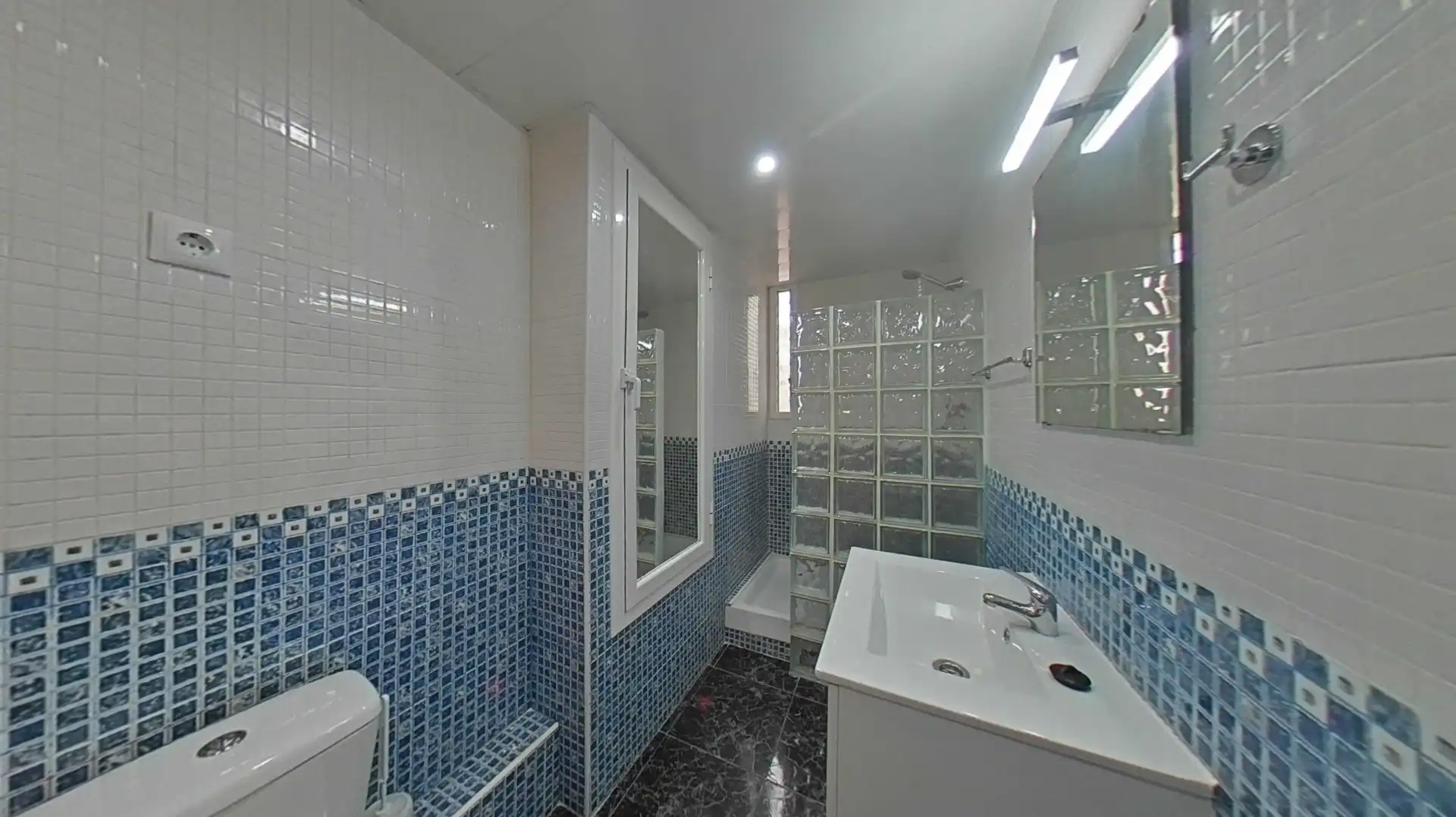Bathroom of Flat for sale in L'Hospitalet de Llobregat  with Air Conditioner and Heating