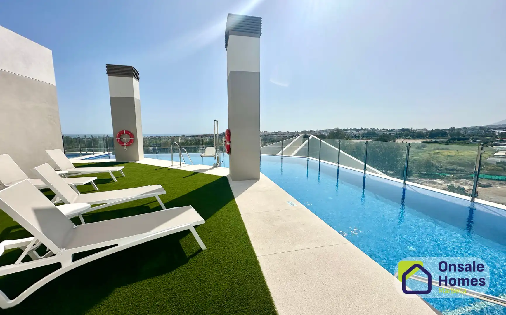 Schwimmbecken von Dachboden zur Miete in Marbella mit Klimaanlage, Terrasse und Abstellraum