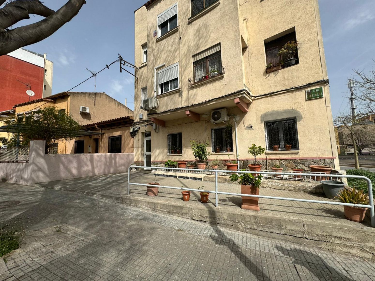 Vista exterior de Pis en venda en Montcada i Reixac amb Calefacció