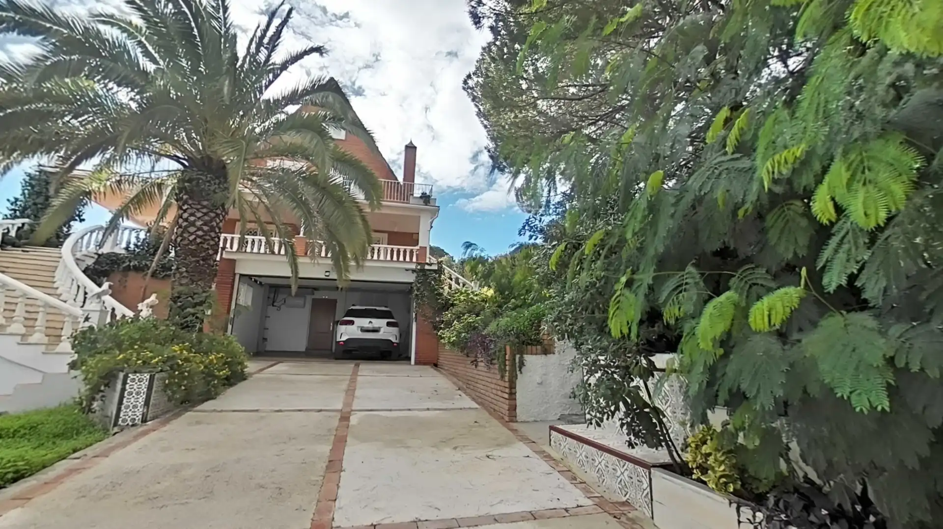 Vista exterior de Casa o xalet en venda en Alhaurín de la Torre amb Aire condicionat, Calefacció i Jardí privat