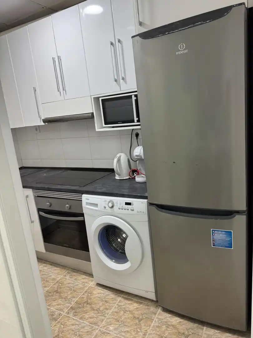 Cuina de Apartament de lloguer en Madrid amb Aire condicionat, Calefacció i Moblat