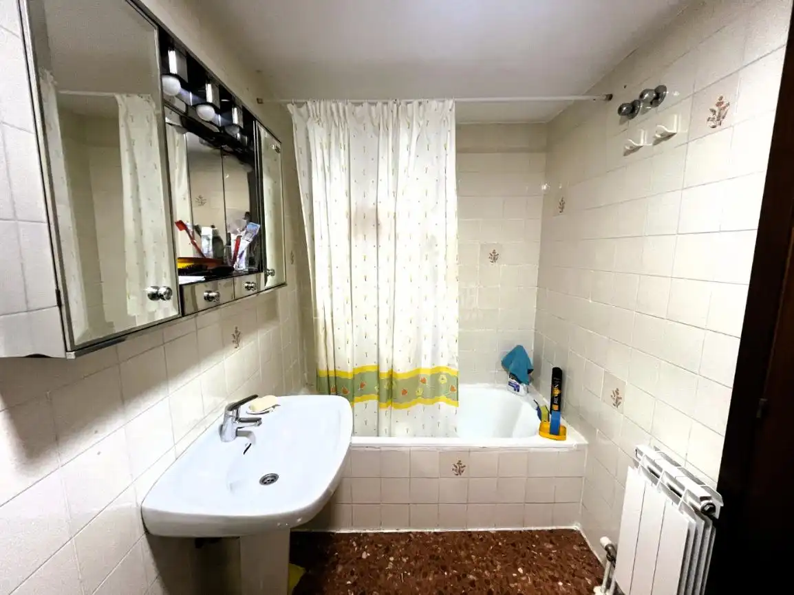 Badezimmer von Wohnung zum Verkauf in Zaragoza mit Klimaanlage, Heizung und Balkon