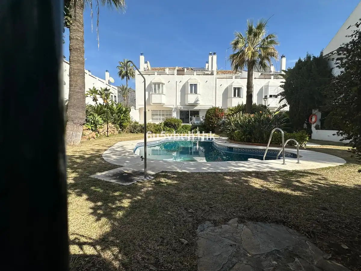 Jardí de Casa adosada de lloguer en Marbella amb Aire condicionat, Jardí privat i Piscina