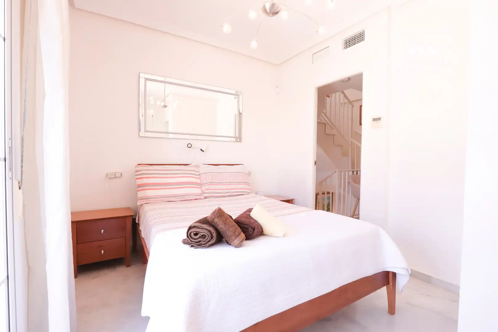 Schlafzimmer von Einfamilien-Reihenhaus zum Verkauf in Marbella mit Klimaanlage, Privatgarten und Terrasse