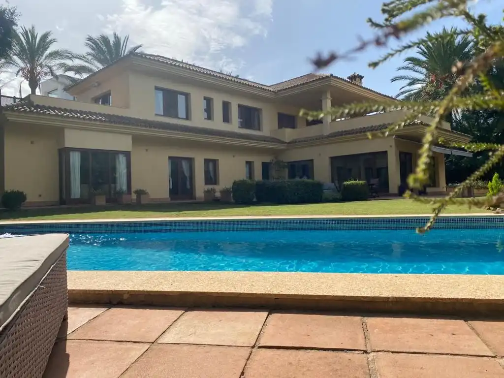 Villa avec balcon à vendre à Avenida los Cortijos