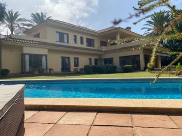 Chalet con balcón en venta en Avenida los Cortijos