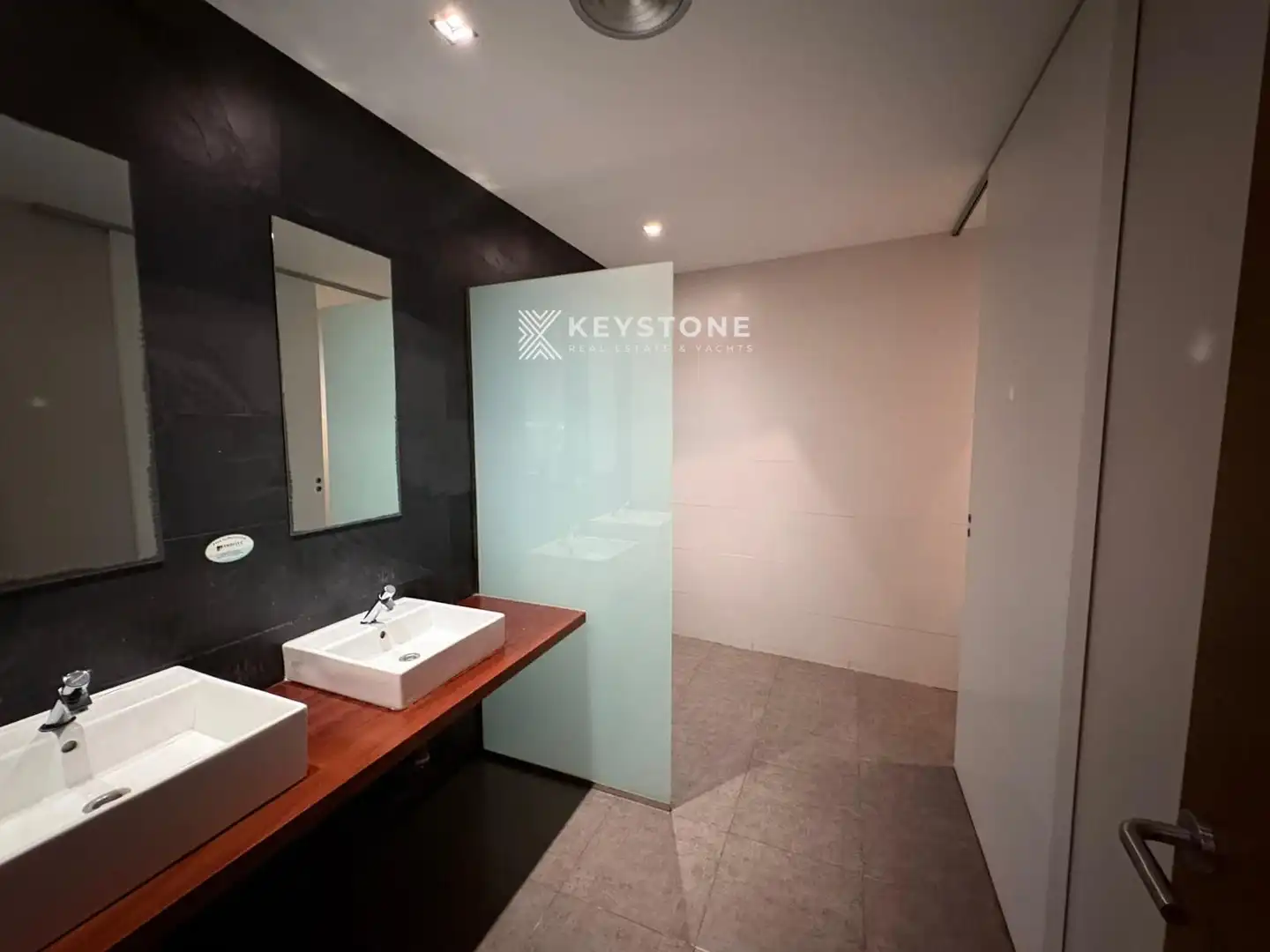 Bathroom of Commercial properties for sale in Alicante / Alacant  with Air Conditioner, Terrace and Furnished