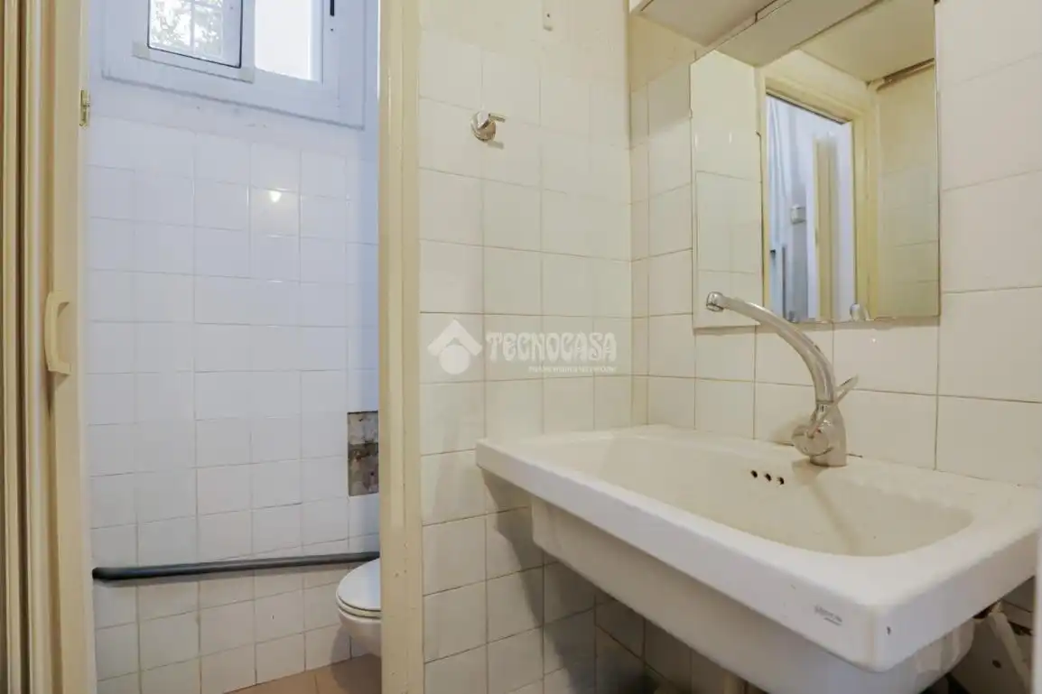Bany de Local en venda en L'Hospitalet de Llobregat amb Aire condicionat