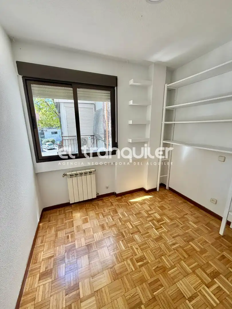 Schlafzimmer von Wohnung zur Miete in Madrid mit Klimaanlage, Parkett und Terrasse