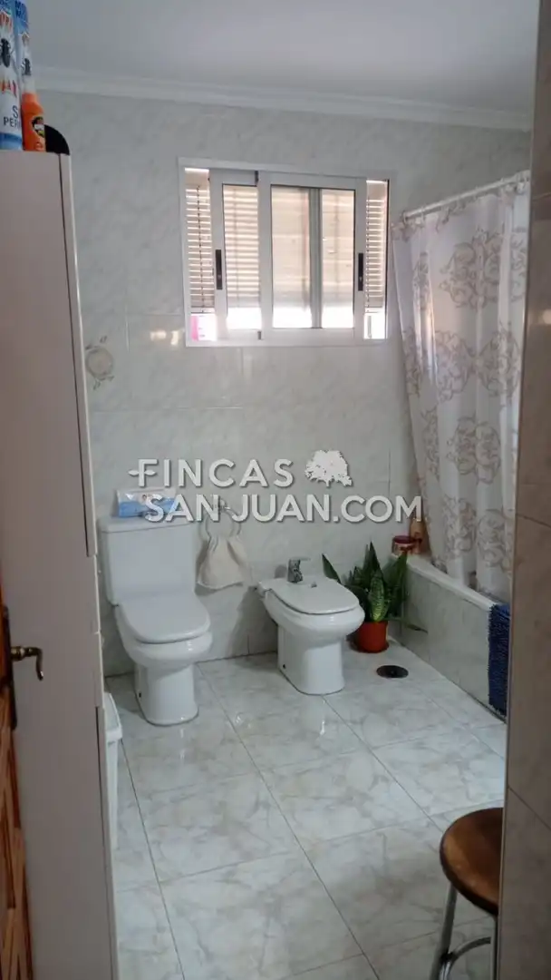 Bany de Casa o xalet en venda en Alicante / Alacant amb Terrassa i Piscina