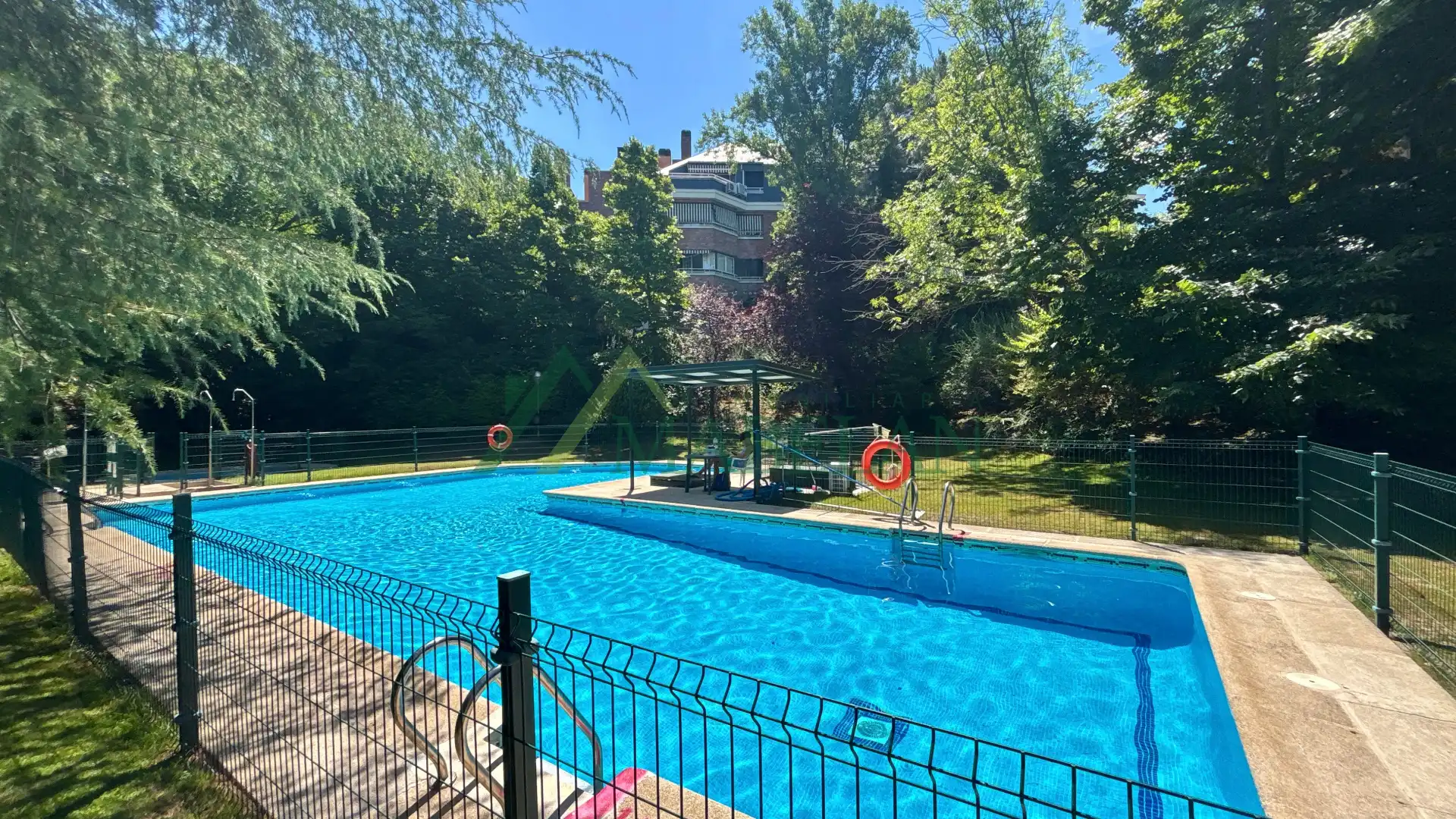 Schwimmbecken von Dachboden zum Verkauf in Las Rozas de Madrid mit Klimaanlage, Heizung und Parkett