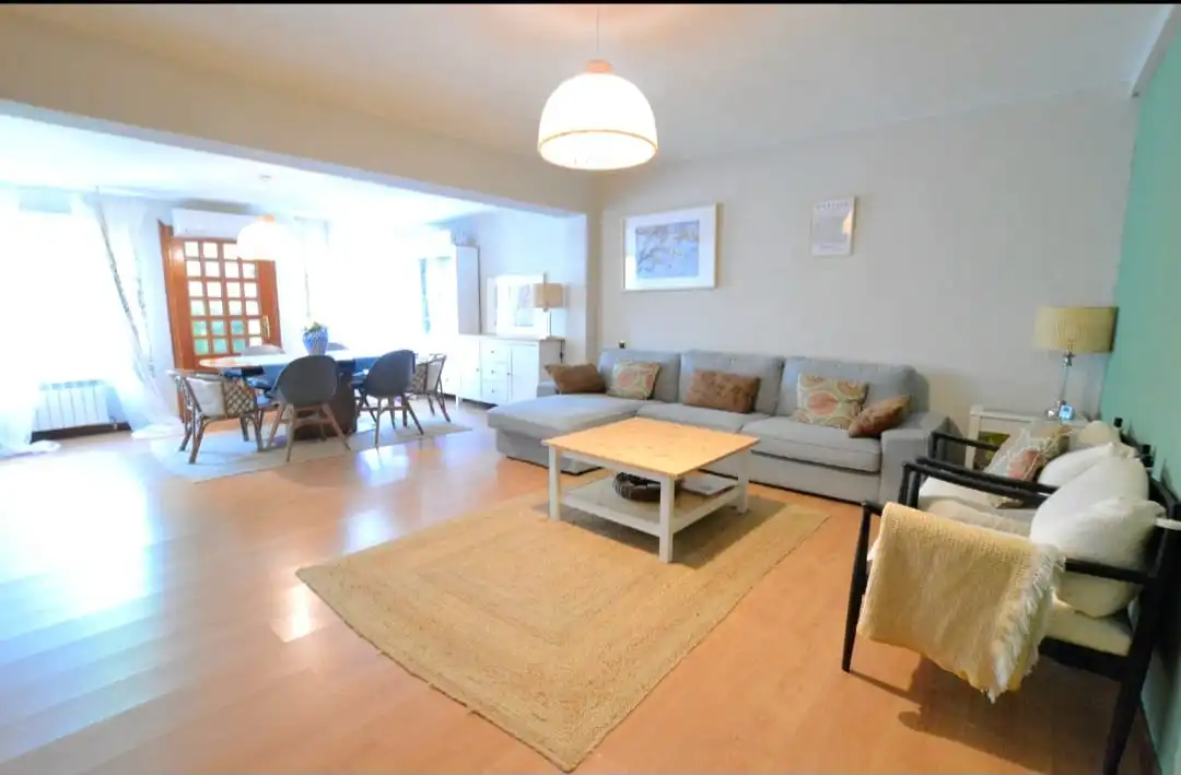 Sala de estar de Casa adosada en venta en Pozuelo de Alarcón con Aire acondicionado, Calefacción y Jardín privado