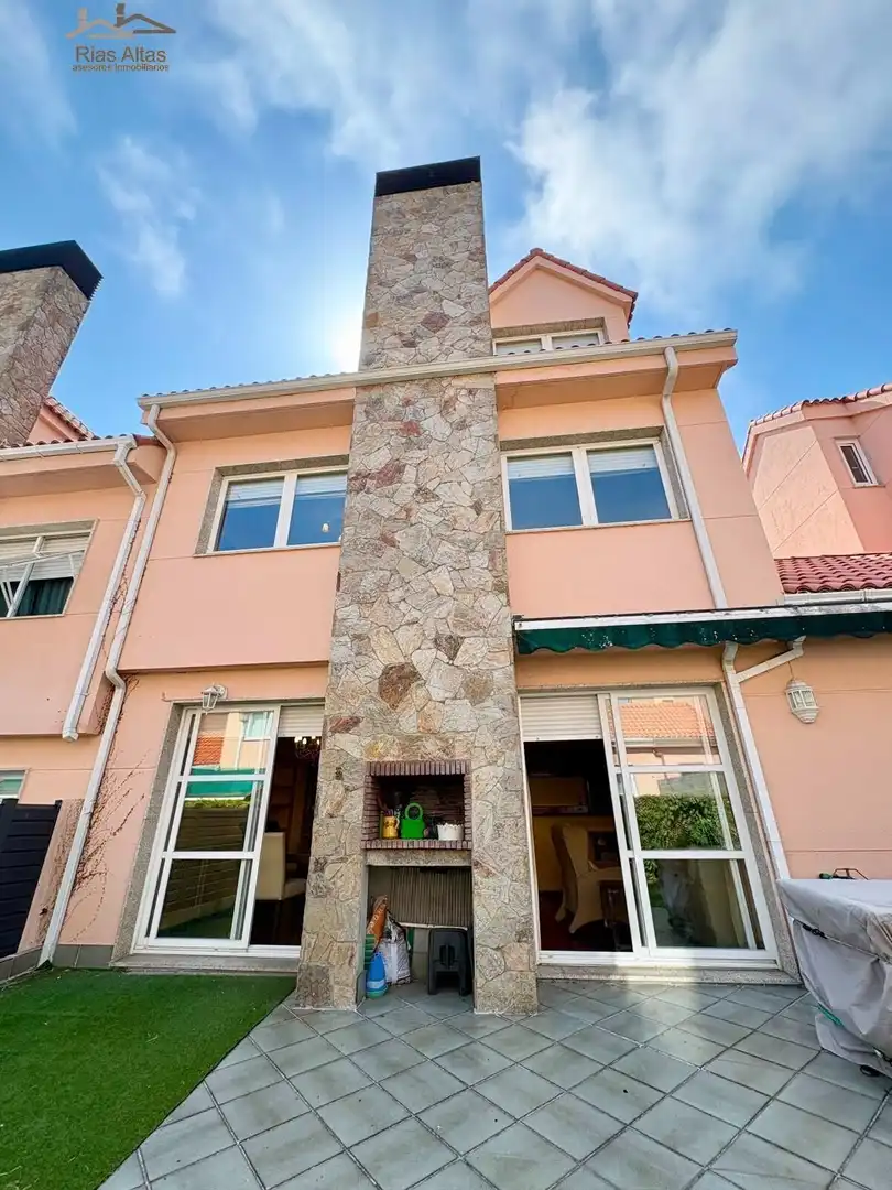 Vista exterior de Casa o chalet en venta en Oleiros con Calefacción, Jardín privado y Trastero