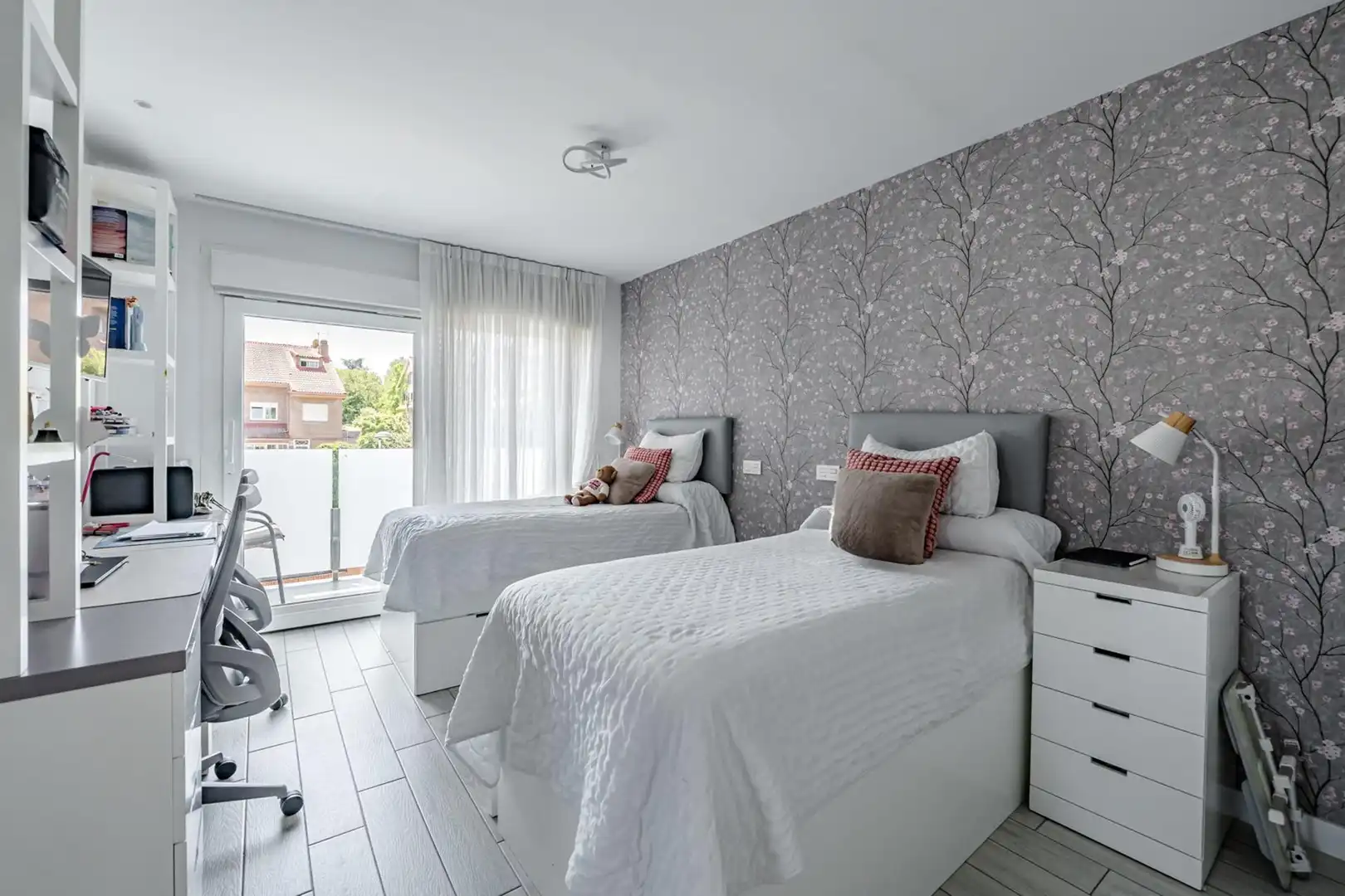 Habitación de Casa adosada en venta en Pozuelo de Alarcón con Aire acondicionado, Calefacción y Piscina