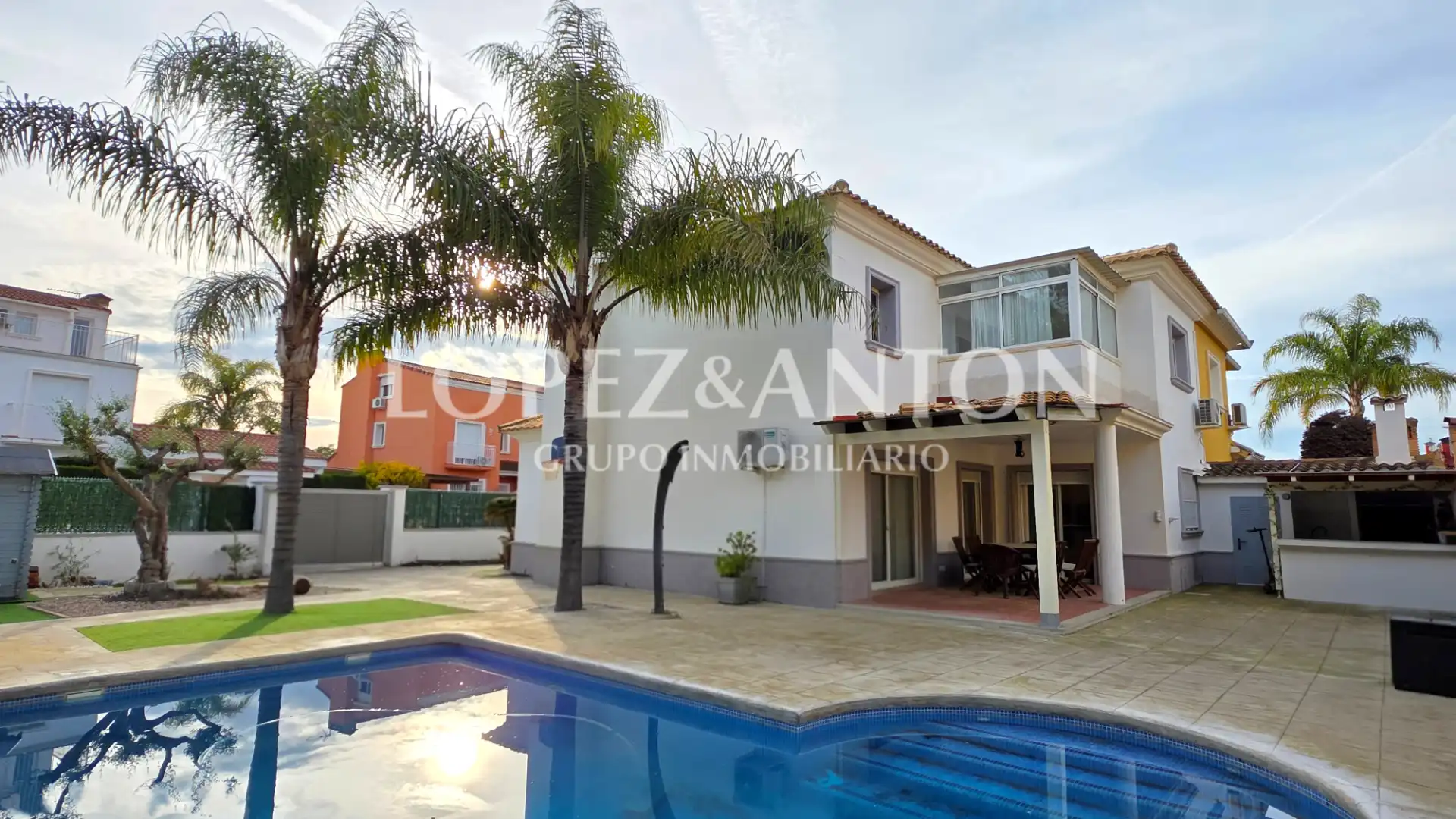 Außenansicht von Einfamilien-Reihenhaus zum Verkauf in L'Eliana mit Klimaanlage, Privatgarten und Terrasse