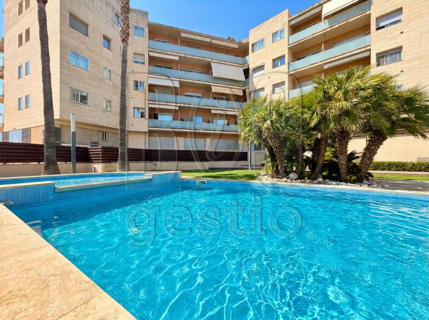 Piscina de Pis en venda en Valls amb Aire condicionat, Calefacció i Terrassa