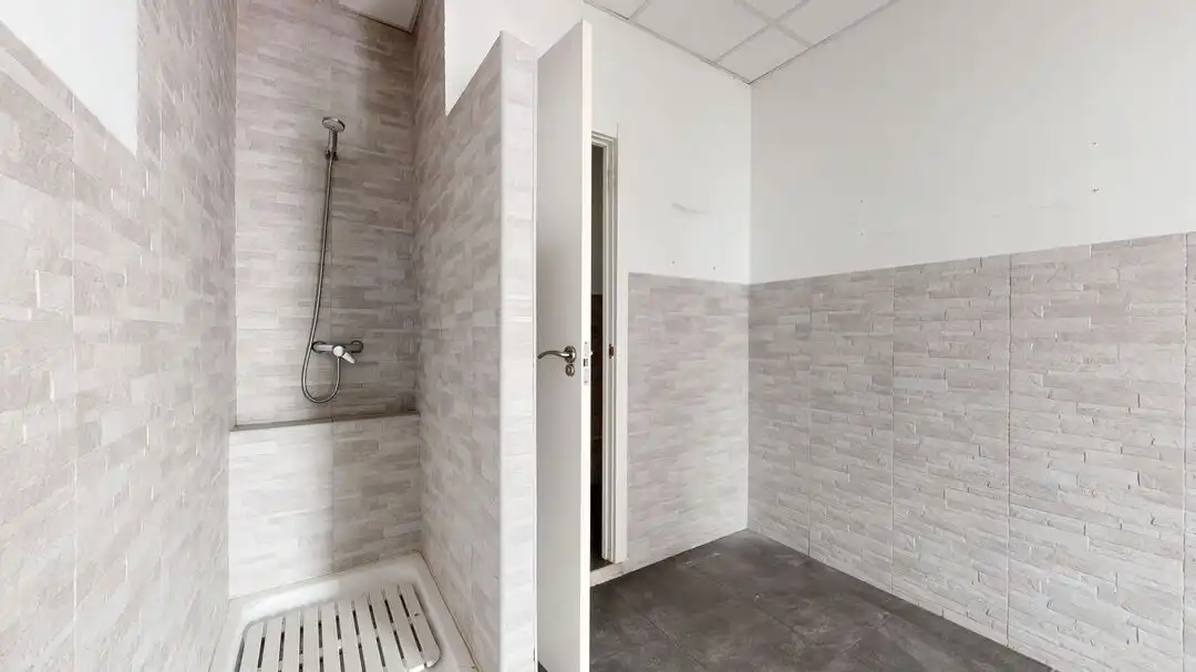 Bathroom of Commercial properties for rent in Madrid  with Air Conditioner