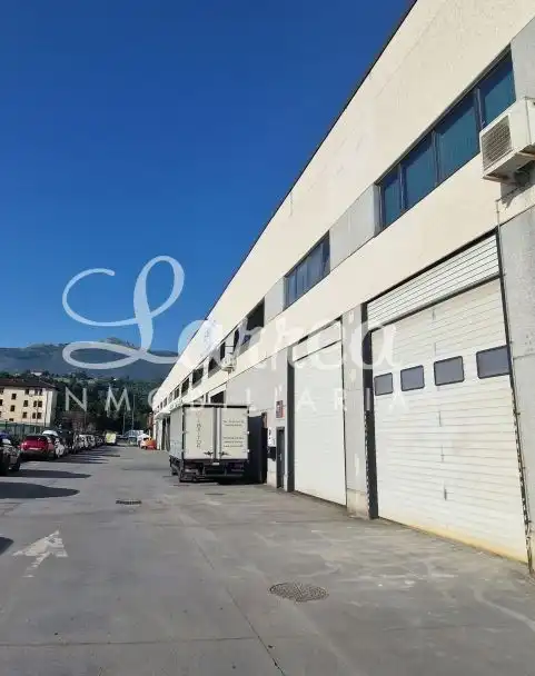 Außenansicht von Fabrikhallen zum Verkauf in Amorebieta-Etxano