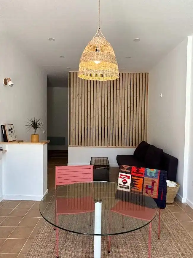 Sala d'estar de Pis de lloguer en Sant Pere de Ribes amb Aire condicionat, Jardí privat i Terrassa