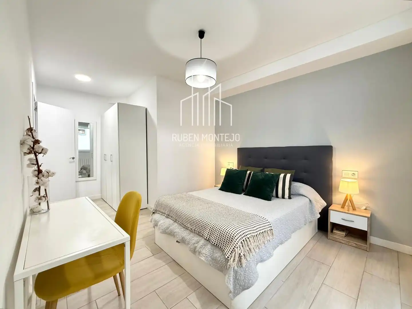 Dormitori de Apartament de lloguer en Salamanca amb Aire condicionat, Calefacció i Moblat