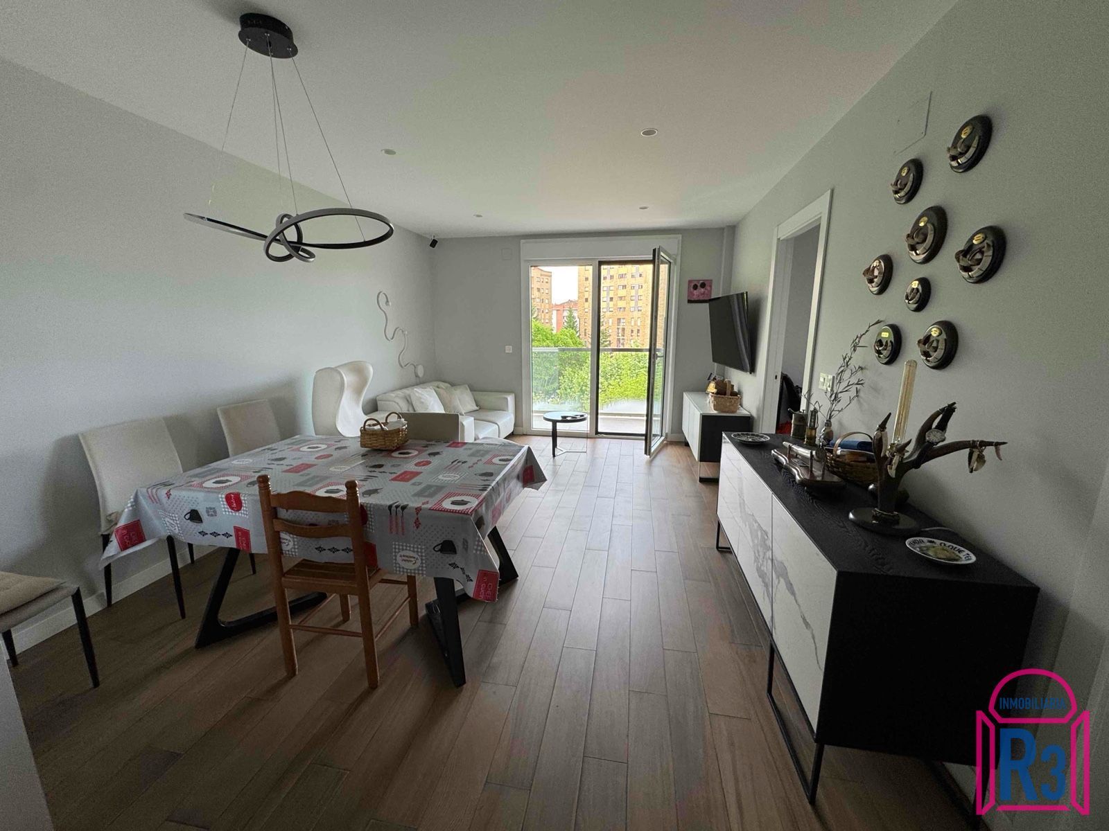 Sala d'estar de Apartament en venda en León Capital  amb Calefacció, Terrassa i Traster