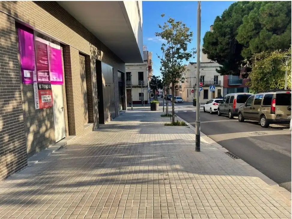 Local comercial en venda a Fivaller 16