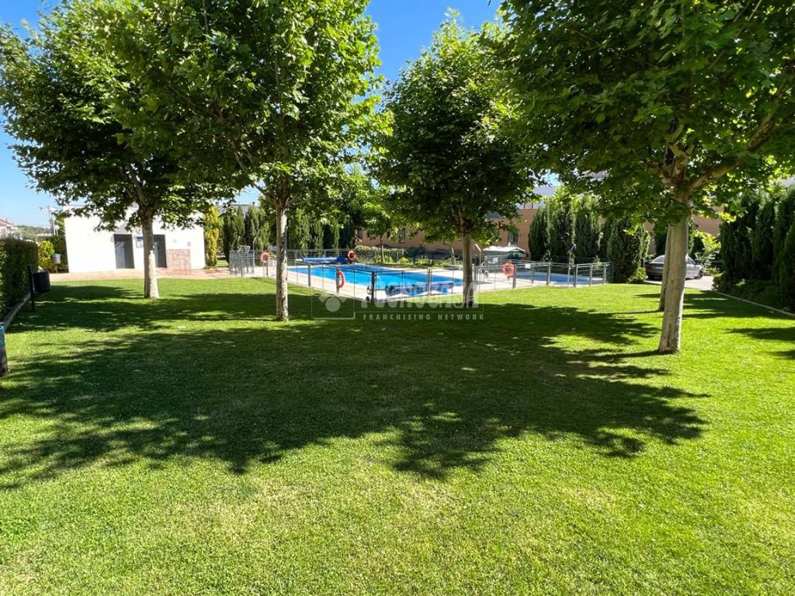 Swimming pool of Single-family semi-detached for sale in Valdemoro  with Air Conditioner, Heating and Terrace
