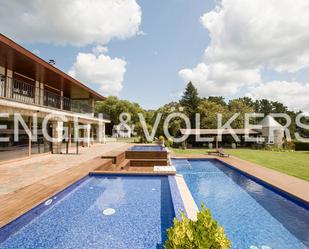 Vista exterior de Casa o xalet en venda en Loiu amb Calefacció, Jardí privat i Terrassa