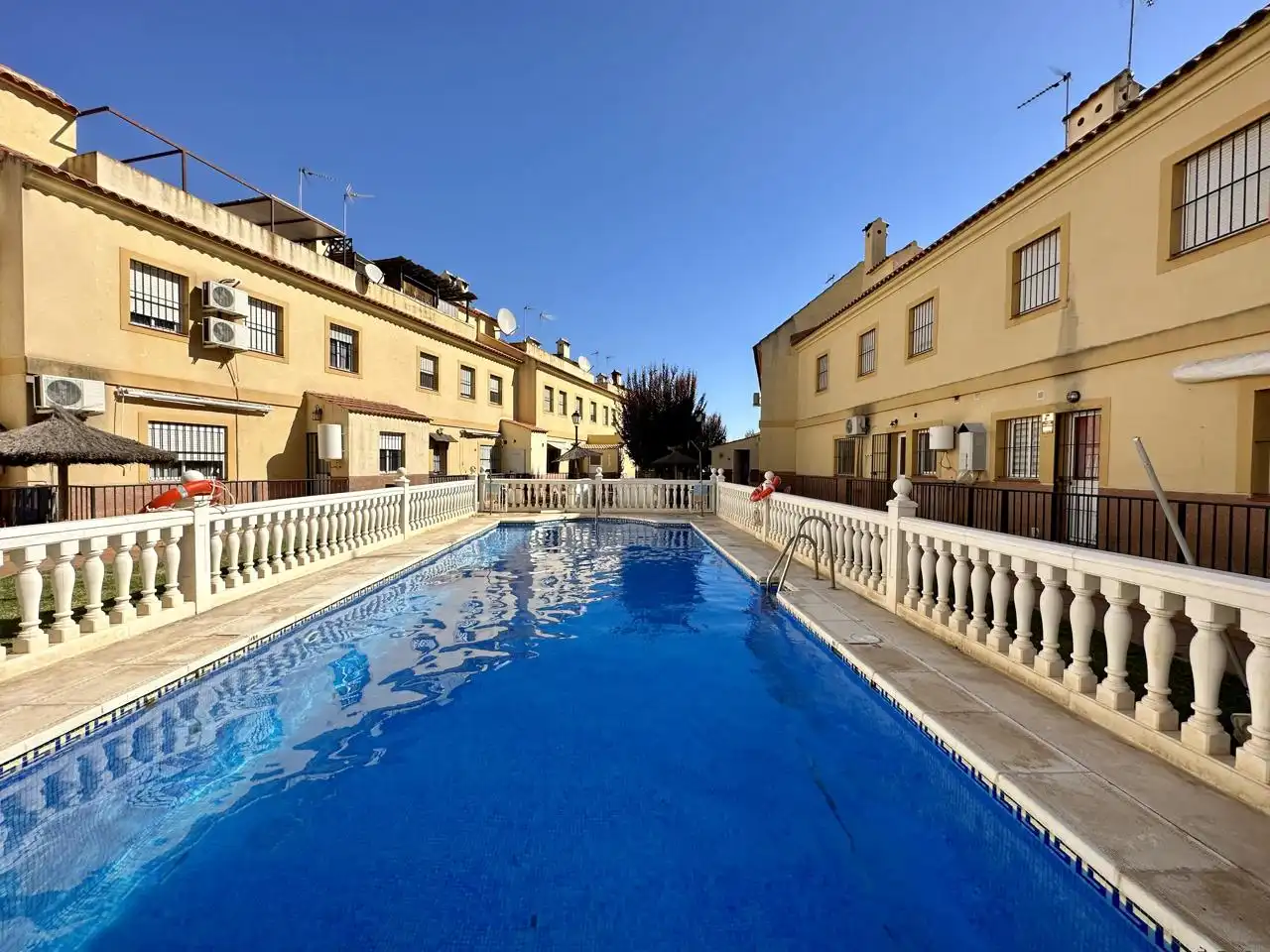Adosado con piscina en venta en Calle Flamenco Rosa