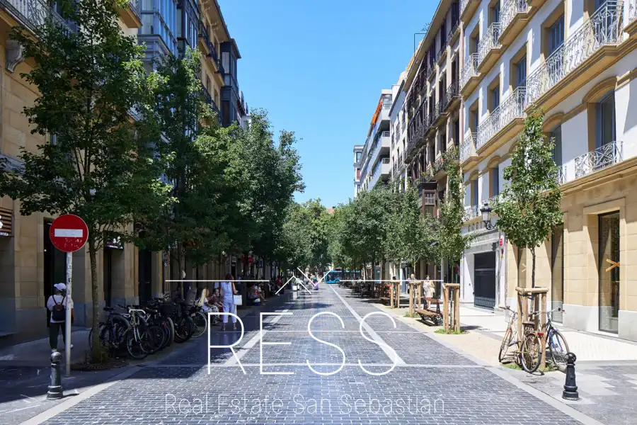 Vista exterior de Pis en venda en Donostia - San Sebastián  amb Calefacció, Moblat i Forn
