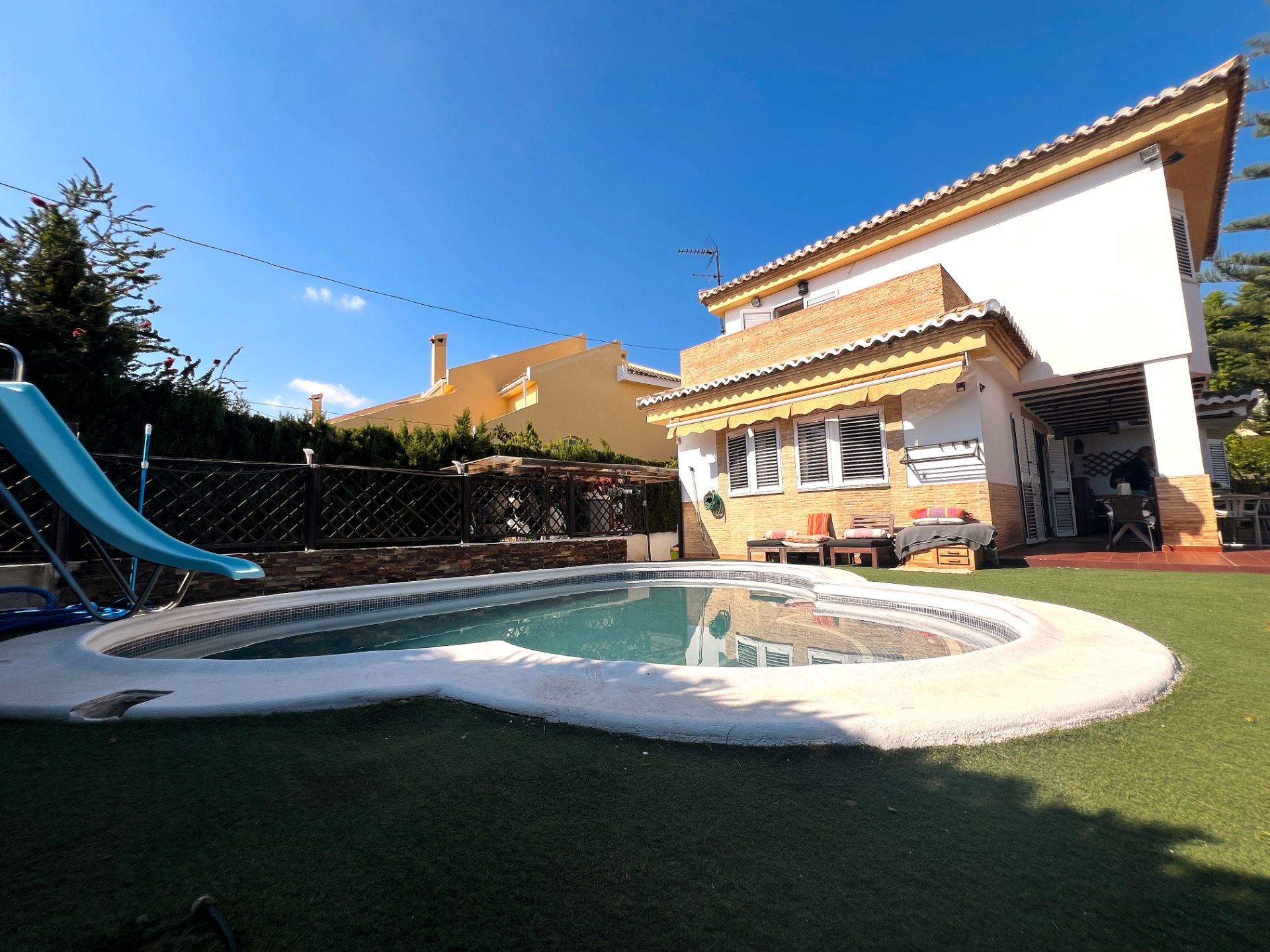 Exterior view of House or chalet for sale in Paterna  with Air Conditioner, Heating and Private garden