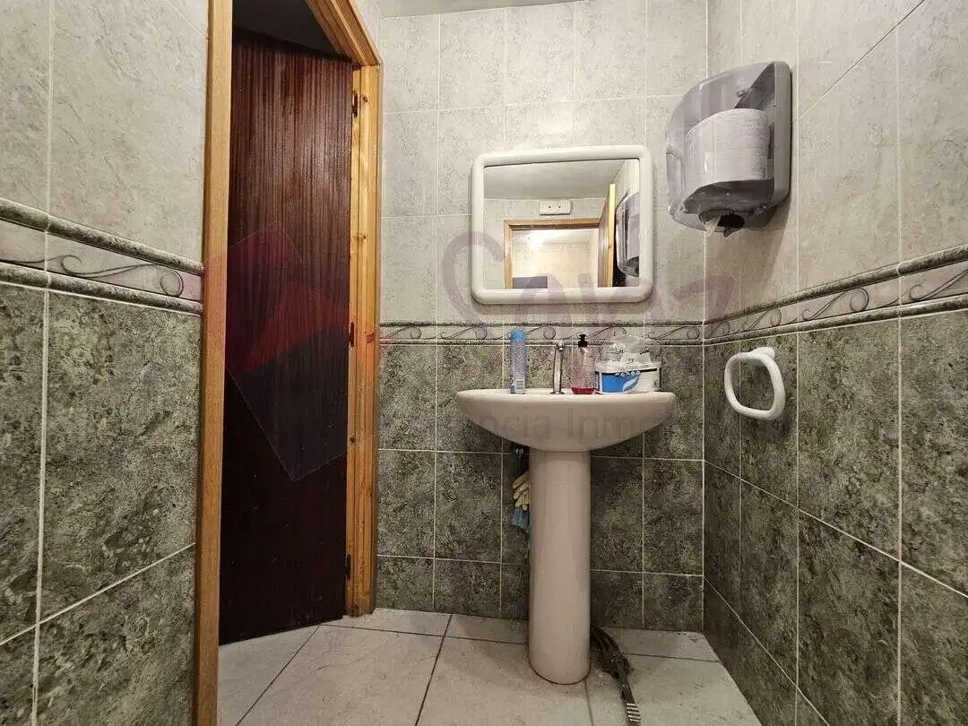 Badezimmer von Geschaftsraum zur Miete in  Logroño mit Klimaanlage