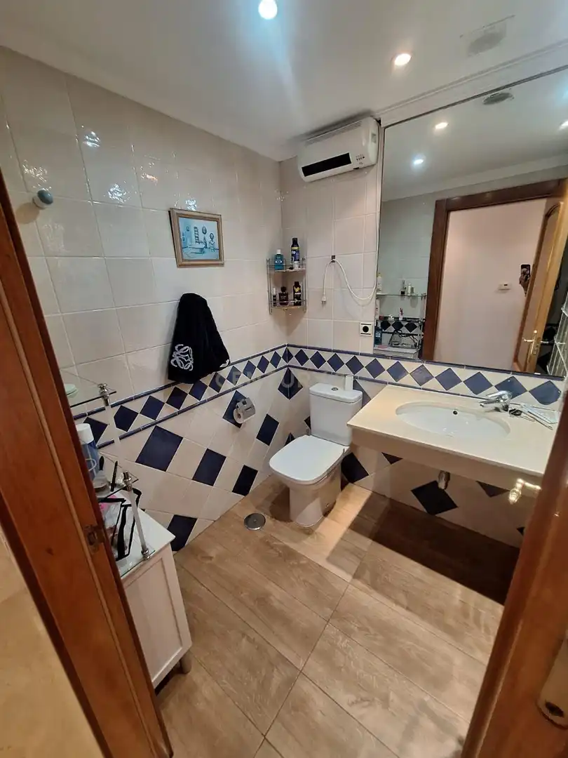 Baño de Casa adosada de alquiler en Marbella con Aire acondicionado, Trastero y Piscina